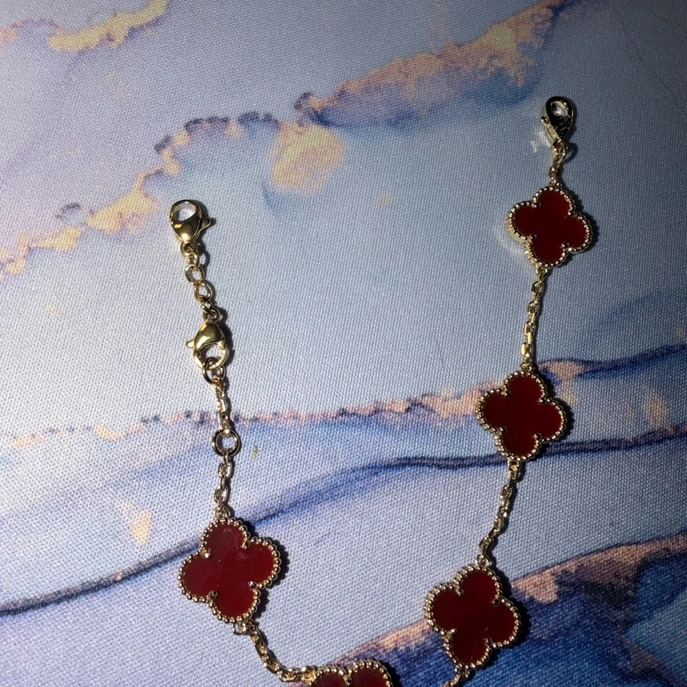 Gold-Tone Bracelet with Red Clover Motifs - Picture 6 of 9